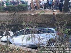 Mobil Terperosok ke Saluran Air di Kelapa Gading, Tak Ada Korban Jiwa