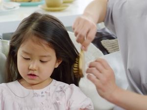 Punya Hobi Makan Aneh, Dokter Temukan Bola Rambut di Perut Anak Ini