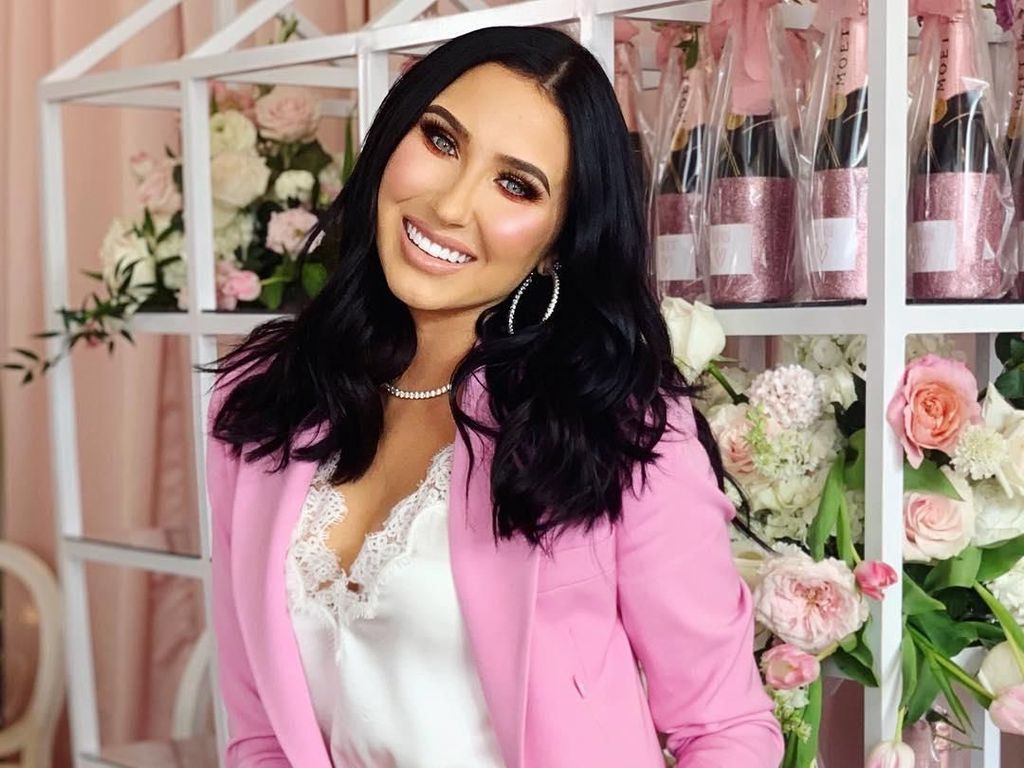 Dikritik Ada Serabut di Lipstik, Jaclyn Hill Bantah Produknya Berbahaya Dikritik Ada Serabut di Lipstik, Jaclyn Hill Bantah Produknya Berbahaya