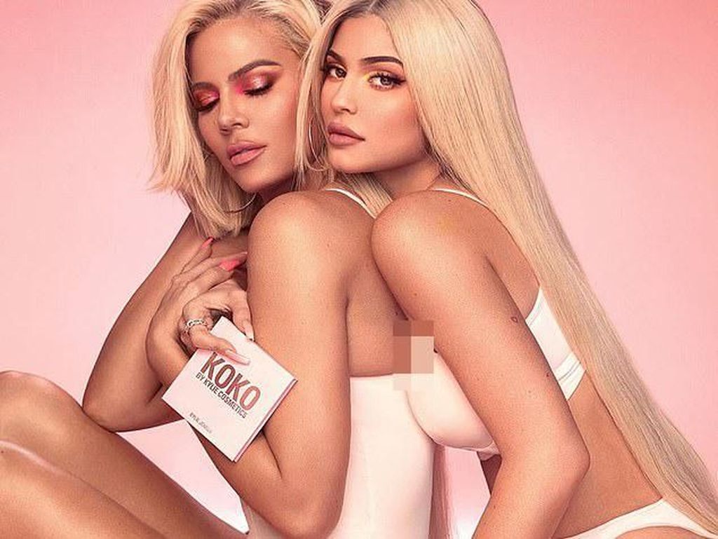 Terlalu Banyak Photoshop, Khloe dan Kylie Jenner Dikritik Netizen Terlalu Banyak Photoshop, Khloe dan Kylie Jenner Dikritik Netizen
