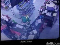 Terekam CCTV, Pria Bertopi Curi Uang Jutaan di Minimarket Bekasi