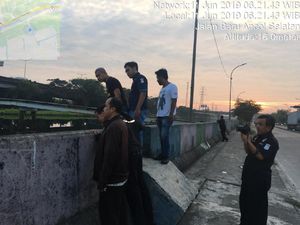 Temuan Sandal Bikin Heboh, Wanita Dikabarkan Loncat dari Jembatan Ancol Temuan Sandal Bikin Heboh, Wanita Dikabarkan Loncat dari Jembatan Ancol