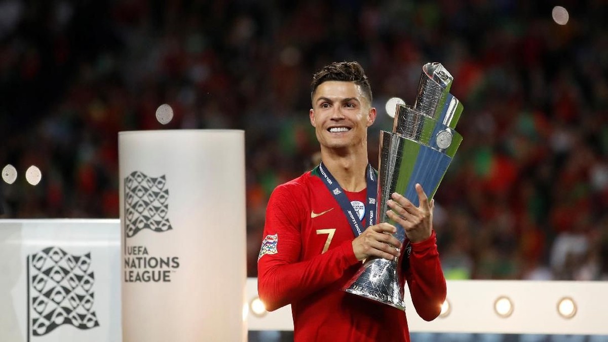 Penyerang Portugal Cristiano Ronaldo merengkuh titel UEFA Nations League. (Foto: Carl Recine/Reuters)
