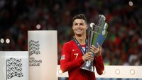 Cristiano Ronaldo merupakan superstar sepakbola. Puluhan trofi di level klub, gelar juara di timnas, dan penghargaan individu sudah memenuhi lemarinya (Carl Recine/Reuters)