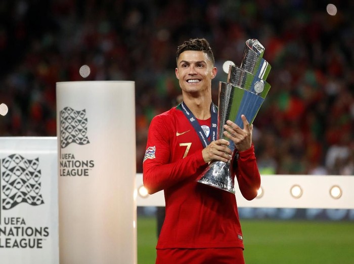 Soccer Football - UEFA Nations League Final - Portugal v Netherlands - Estadio do Dragao, Porto, Portugal - June 9, 2019  Portugal's Cristiano Ronaldo celebrates winning the UEFA Nations League Final with the trophy          Action Images via Reuters/Carl Recine
