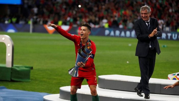 Cristiano Ronaldo tak tertarik bicarakan Ballon dOr (REUTERS/Rafael Marchante) Cristiano Ronaldo tak tertarik bicarakan Ballon dOr (REUTERS/Rafael Marchante)