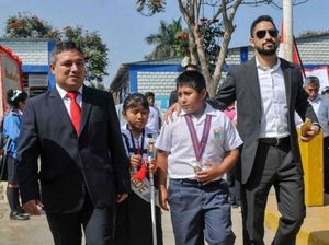 Salut! Aksi Mulia Jutawan Bantu Bocah Viral yang Kerjakan Tugas di Trotoar