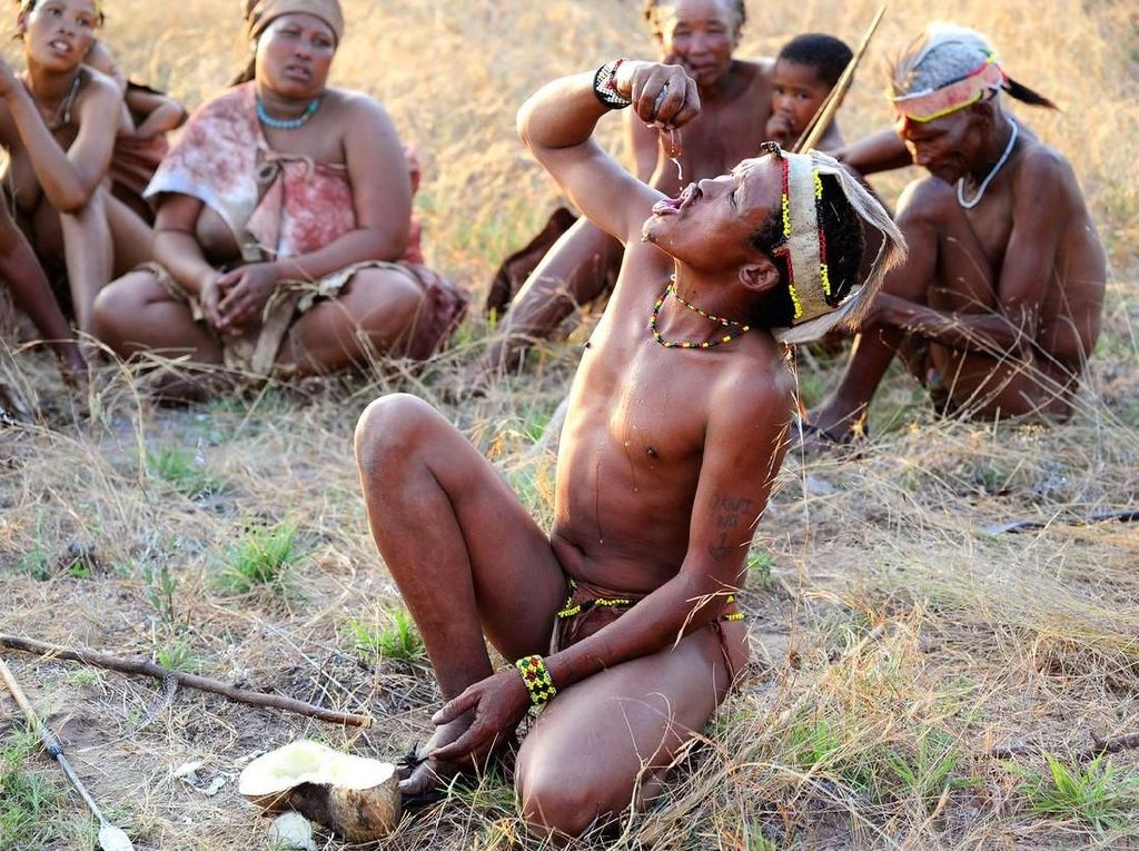 Syukuri Hidupmu, Lihat Bagaimana Orang Afrika Ini Mendapat Air Syukuri Hidupmu, Lihat Bagaimana Orang Afrika Ini Mendapat Air