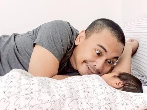 Wajah Anak Raditya Dika Mirip Sang Ayah, Menurut Bunda Gimana?