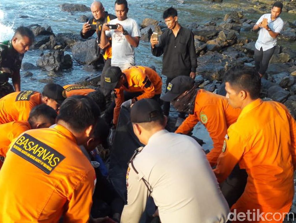 Terpeleset saat Mancing, Alfian Ditemukan Tewas di Tepi Laut Aceh Terpeleset saat Mancing, Alfian Ditemukan Tewas di Tepi Laut Aceh