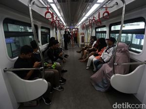 Jajal LRT Jakarta, Penumpang: Pangkas Waktu Tempuh Tapi Sempit Jajal LRT Jakarta, Penumpang: Pangkas Waktu Tempuh Tapi Sempit