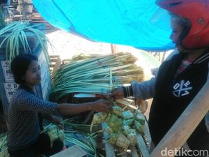 Saat Pedagang Janur di Lamongan Raup Rezeki Saat Lebaran Ketupat Saat Pedagang Janur di Lamongan Raup Rezeki Saat Lebaran Ketupat
