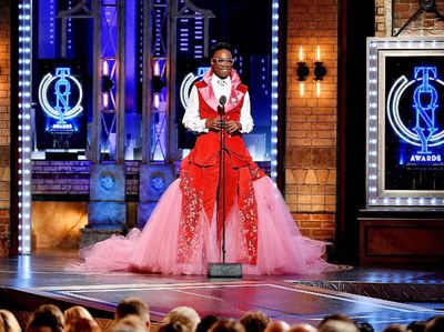 Datang ke Tony Awards, Aktor Ini Pakai Gaun Panjang dan High Heels