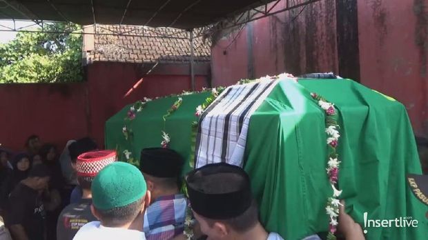 Pemakaman ayah Dewi Perssik