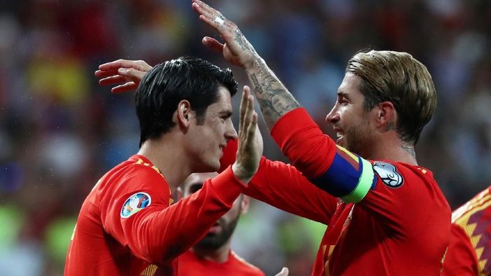 Sergio Ramos memberi kesempatan kepada Alvaro Morata untuk mengeksekusi penalti saat Spanyol menang atas Swedia (Foto: Sergio Perez/Reuters) Sergio Ramos memberi kesempatan kepada Alvaro Morata untuk mengeksekusi penalti saat Spanyol menang atas Swedia (Foto: Sergio Perez/Reuters)