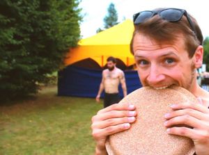 Kriuk-kriuk! Bukan Cuma Wadah, Piring Renyah Ini Bisa Dimakan