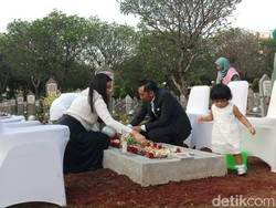 Ibas dan Keluarga Ziarah ke Makam Ani Yudhoyono di TMP Kalibata