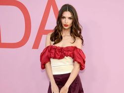 Pakai Lingerie, Emily Ratajkowski Pamer Bulu Ketiak di Pemotretan Majalah