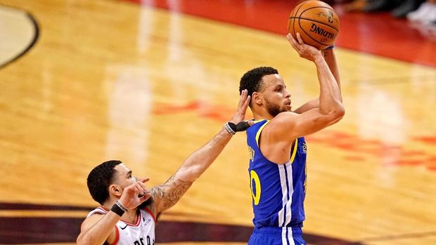 Stephen Curry menjadi pencetak poin terbanyak bagi Golden State Warriors di gim kelima.