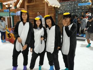 Penguin Sampai Moana Hibur Pengunjung di Trans Snow World Juanda