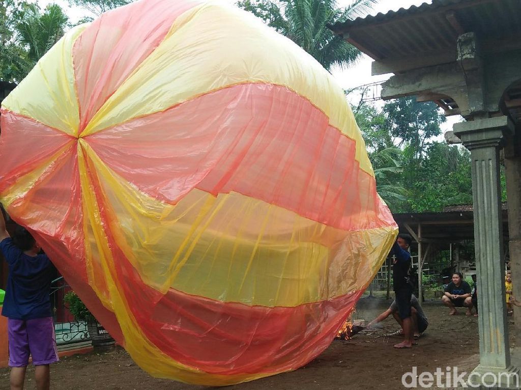 Personel Perhutani Disiagakan Antisipasi Kebakaran Hutan Akibat Balon Udara Personel Perhutani Disiagakan Antisipasi Kebakaran Hutan Akibat Balon Udara