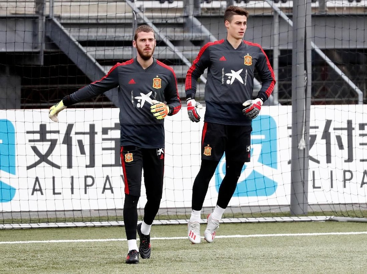 Kepa Arrizabalaga dan David De Gea saat berlatih bersama di timnas Spanyol. (Foto: Sergio Perez / Reuters)