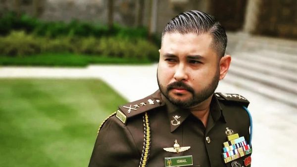 Gaya Mewah Pangeran Malaysia, Dikritik Sebut Bajunya Hanya untuk Bangsawan