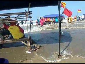Air Pasang di Pantai Bagedur Lebak, Wisatawan Sempat Panik