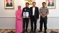Hambali tak sendirian tiba di kantor Kemenpora pada Rabu (12/6). Tak sendirian, Hambali didampingi ayahnya, Sutrisna.