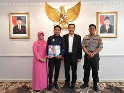 Hambali tak sendirian tiba di kantor Kemenpora pada Rabu (12/6). Tak sendirian, Hambali didampingi ayahnya, Sutrisna.