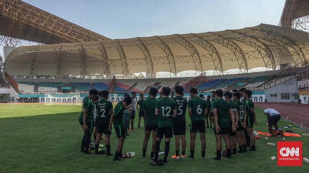 Timnas Indonesia U-19 saat melakukan persiapan di Stadion Patriot Bekasi. (