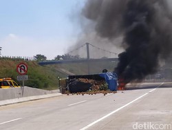 Tabrak Truk, MPV Muat 7 Orang Terbakar di Tol Pandaan