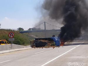 Tabrak Truk, MPV Muat 7 Orang Terbakar di Tol Pandaan Tabrak Truk, MPV Muat 7 Orang Terbakar di Tol Pandaan