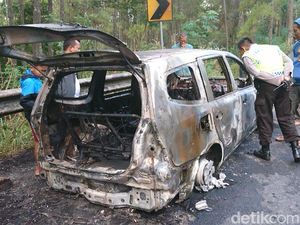 Sebuah MPV Hangus Terbakar di Trenggalek, 7 Penumpang Selamat