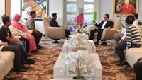 Pernyataan itu berbeda dengan Deputi III Kemenpora Raden Isnanta, yang mengungkapkan, Hambali akan menjalani trial di Norwegia. 