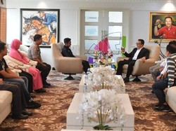 Pernyataan itu berbeda dengan Deputi III Kemenpora Raden Isnanta, yang mengungkapkan, Hambali akan menjalani trial di Norwegia. 