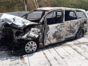 Kondisi Bangkai MPV yang Terbakar di Tol Pandaan-Malang Kondisi Bangkai MPV yang Terbakar di Tol Pandaan-Malang