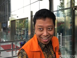 Diperiksa KPK Usai Dibantarkan, Romahurmuziy Ceria Tersenyum