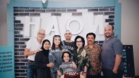 Serunya Noah Sinclair Saat Bikin Kue dan Kulineran Bersama Keluarga