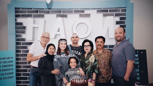 Serunya Noah Sinclair Saat Bikin Kue dan Kulineran Bersama Keluarga
