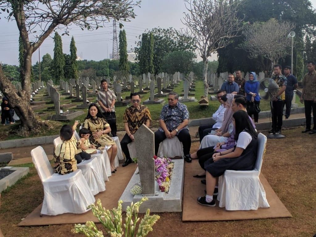 Doa SBY di Pusara Ani: Memo Ada di Hati Kita Selamanya Doa SBY di Pusara Ani: Memo Ada di Hati Kita Selamanya