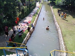 Melihat Tradisi Warga Cuci Karpet Masjid di Sungai Sungapan Bandung