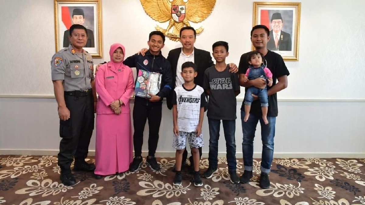 M. Hambali Tolib pamitan kepada Menpora Imam Nahrawi sebelum menuju Kroasia. (dok. Kemenpora)