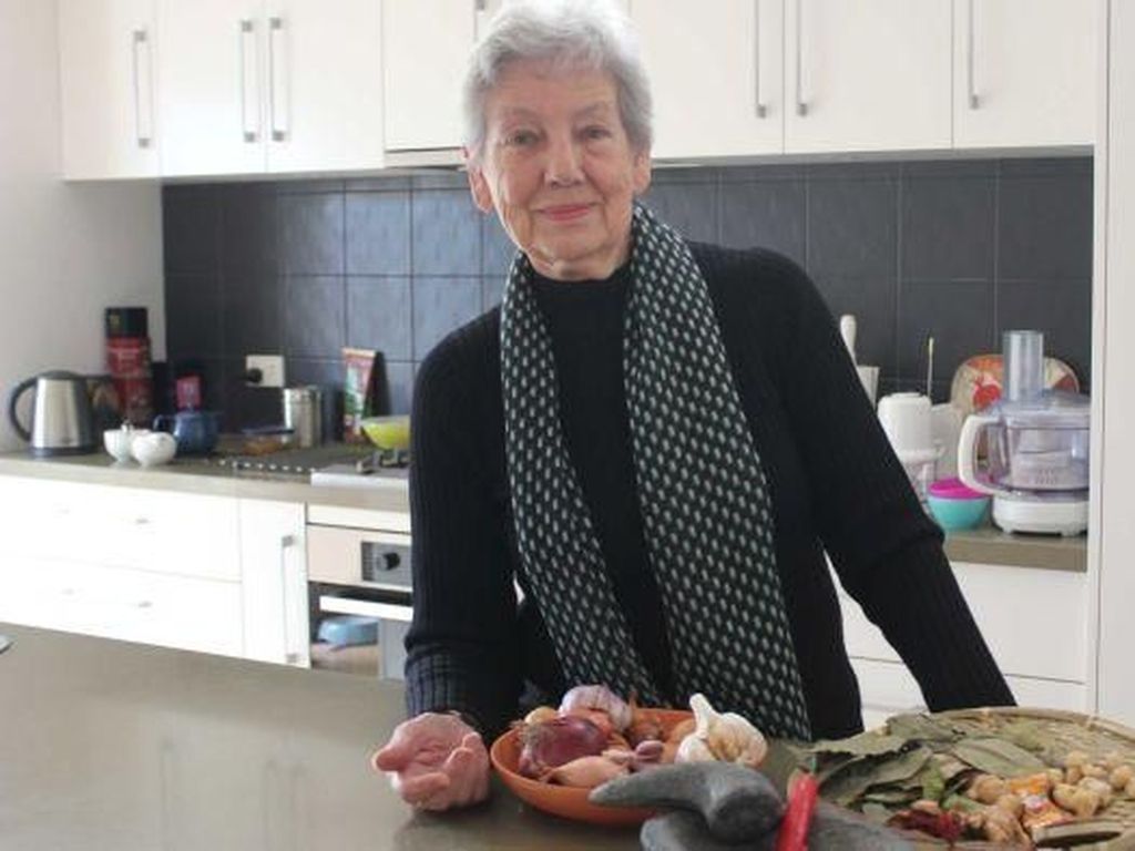 Helen Soemardjo Wanita Australia yang Suka Memasak Makanan Indonesia Helen Soemardjo Wanita Australia yang Suka Memasak Makanan Indonesia