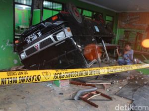 Pikap Tabrak Rumah Makan di Jombang Usai Diseruduk Bus, 3 Orang Tewas