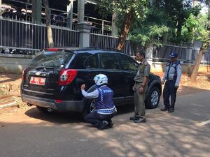 Razia Parkir Liar di Kompleks DPR Rawajati, Dishub Gembosi Mobil Pelat Merah Razia Parkir Liar di Kompleks DPR Rawajati, Dishub Gembosi Mobil Pelat Merah
