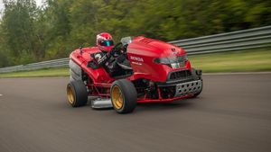 Mobil Pemotong Rumput Tercepat di Dunia