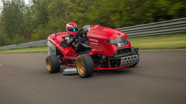 Mobil Pemotong Rumput Tercepat di Dunia