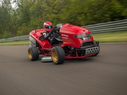 Mobil Pemotong Rumput Ini Lebih Ngacir Dibandingkan Mobil Keluarga