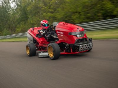 Mobil Pemotong Rumput Tercepat di Dunia